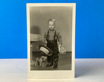 Portret studyjny młodego chłopca RPPC pocztówka