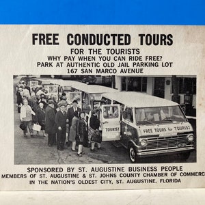 Könnte beinhalten: Schwarz-Weiß-Vintage-Werbung für kostenlose Führungen in St. Augustine, Florida. Die Anzeige zeigt eine Reihe von Personen, die in einen Tourbus einsteigen, mit dem Text "Free Tours for Tourist". Die Anzeige wird von lokalen Unternehmen gesponsert.