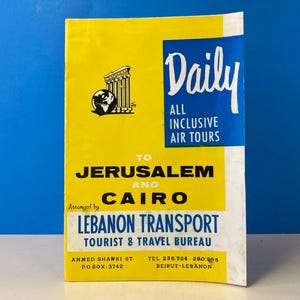 Pode incluir: Brochura de viagem vintage com fundo amarelo e detalhes em azul. A brochura promove "Daily All Inclusive Air Tours" para Jerusalém e Cairo, organizada pela Lebanon Transport. Inclui um logotipo com um globo e colunas.