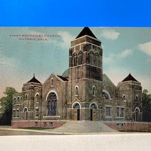 Könnte beinhalten: Eine alte Postkarte, die die First Methodist Church in Guthrie, Oklahoma, zeigt. Die Kirche ist ein großes Gebäude aus Backstein mit einem hohen Turm und einem großen, gewölbten Eingang.