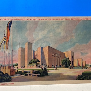 Peut inclure: Une carte postale vintage représentant le bâtiment des industries variées, de l'électricité et des communications de l'Exposition centennale du Texas à Dallas, Texas. Le bâtiment est une grande structure moderne avec un toit plat et une série de fenêtres. Des personnes se promènent autour du bâtiment et des arbres au premier plan.