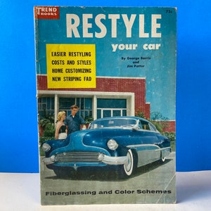 Può includere: Una copertina di libro vintage intitolata "Restyle Your Car" con un'auto personalizzata blu e argento davanti a un edificio in mattoni. La copertina del libro presenta il testo "Easier Restyling Costs and Styles, Home Customizing, New Striping Fad" e "Fiberglassing and Color Schemes".