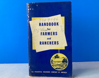 Può includere: Un manuale blu intitolato "Handbook for Farmers and Ranchers" con un adesivo giallo che dice "17 1/2" Bass" e "774-4046". La copertina presenta un'illustrazione gialla di un fienile e un trattore.