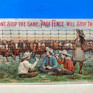 Peut inclure: Une carte postale ancienne représentant une illustration vintage de trois cowboys jouant aux cartes devant une clôture en fil de fer. Le texte sur la carte postale est "Don't Stop the Game, Page Fence Will Stop Them."