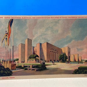 Peut inclure: Une carte postale vintage représentant le bâtiment des industries variées, de l'électricité et des communications de l'Exposition centennale du Texas à Dallas, Texas. Le bâtiment est une grande structure moderne avec un toit plat et une série de fenêtres. Des drapeaux flottent devant le bâtiment.