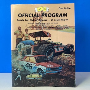 Puede incluir: Un programa vintage para una carrera del Sports Car Club of America en St. Louis, Missouri. La portada del programa presenta un coche de carreras rojo con el número 88 en el lateral, y un coche rojo y blanco con el número 46 en el lateral. El programa está fechado en septiembre de 1972.