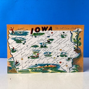 Puede incluir: Postal vintage de Iowa, con un mapa detallado con nombres de ciudades e ilustraciones. La postal tiene un borde naranja con las palabras "Greetings from Iowa" y "The Tall Corn State". El mapa incluye dibujos de personas pescando y maíz.