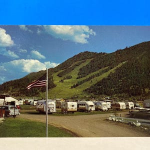 B & B Trailer Village et carte postale de vente