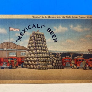 Puede incluir: Una postal vintage que representa una pila de botellas de cerveza vacías apiladas en alto frente a un edificio con las palabras "'MEXICALI' BEER" impresas en la postal. La postal dice "'Empties' in the Morning, After the Night Before. Tijuana, Mexico."