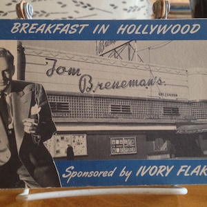 Puede incluir: Un anuncio vintage de "Tom Breneman's Breakfast in Hollywood" con un hombre con traje y corbata. El anuncio está patrocinado por Ivory Flakes.