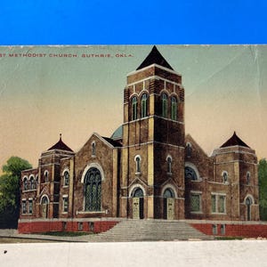 Könnte beinhalten: Vintage Postkarte mit der First Methodist Church in Guthrie, Oklahoma. Die Kirche ist ein großes Gebäude aus Backstein mit einem hohen Turm und einem großen Buntglasfenster.