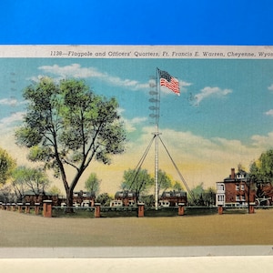 Carte Postale Mât de drapeau et quartiers des officiers Fort Warren