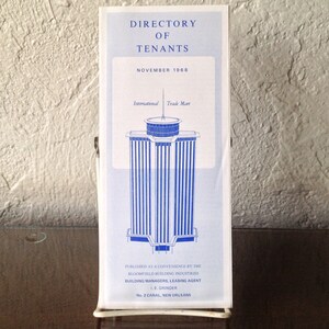 Könnte beinhalten: Ein blaues und weißes Verzeichnis der Mieter für das International Trade Mart in New Orleans, Louisiana. Das Verzeichnis wurde im November 1968 veröffentlicht. Das Verzeichnis listet die Namen der Mieter und ihre Kontaktinformationen auf.