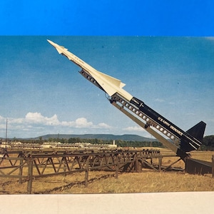 Cartolina con missile guidato dell'esercito americano
