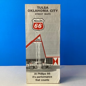 Puede incluir: Un mapa de carreteras vintage de la gasolinera Phillips 66 para Tulsa y Oklahoma City. El mapa presenta un letrero Phillips 66 rojo y blanco con el icónico logotipo del escudo de la Ruta 66. El texto "At Phillips 66 it's performance that counts" está en la parte inferior del mapa.
