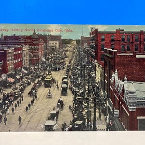 Broadway olhando para o norte de Oklahoma City cartão postal 1910