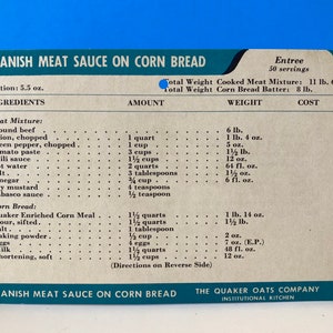 Puede incluir: Una tarjeta de receta vintage para salsa española de carne sobre pan de maíz de The Quaker Oats Company Institutional Kitchen. La tarjeta enumera los ingredientes y las cantidades necesarias para 50 porciones, incluyendo carne de res molida, cebolla, pimiento verde, pasta de tomate, salsa de chile, agua caliente, sal, vinagre, mostaza seca, salsa Tabasco, harina de maíz enriquecida Quaker, harina, sal, polvo para hornear, huevos, leche y manteca vegetal.