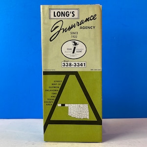 Può includere: Un opuscolo verde e nero con il testo "LONG'S Insurance Agency Since 1922" e un numero di telefono "338-3341". L'opuscolo è una mappa stradale di Guymon, Oklahoma, 73942 e dell'area della contea del Texas.