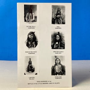 Peut inclure: Une carte blanche avec six portraits en noir et blanc d'Amérindiens. Chaque portrait est accompagné d'un nom et d'une affiliation tribale. Le texte en bas indique "SIOUX WARRIORS IN THE BATTLE OF THE LITTLE BIGHORN-JUNE 25-26,1876."