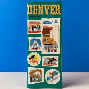 以下が含まれることがあります： デンバーの都市圏を対象とした、緑色の表紙に様々なアクティビティやアトラクションが描かれたビンテージの旅行ガイド。セーリングボート、馬に乗ったカウボーイ、スキーヤー、コンサート会場にいる人々のイラストが描かれている。