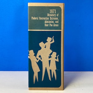 以下が含まれることがあります： 「1971 Directory of Federal Recreation Entrance, Admission, and User Fee Areas」というタイトルの茶色とベージュのパンフレット。表紙には、父親が子供を肩に乗せている4人家族のシルエットが描かれている。