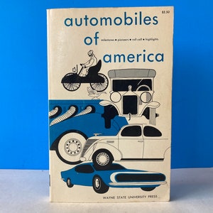 Może przedstawiać: Okładka starej książki zatytułowanej "Automobiles of America" z ceną 2,50 $. Okładka przedstawia kolorową ilustrację pięciu samochodów z różnych epok, w tym klasycznego roadstera, samochodu turystycznego z lat 20., sedana z lat 40. i muscle cara z lat 60. Książka została wydana przez Wayne State University Press.