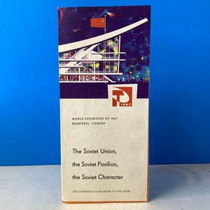 Op de afbeelding: Een vintage pamflet voor de Wereldtentoonstelling van 1967 in Montreal, Canada. De pamflet toont een kleurrijke illustratie van het Sovjetpaviljoen en de tekst "De Sovjet-Unie, het Sovjetpaviljoen, het Sovjetkarakter (De kortste gids voor de USSR)"