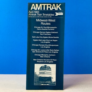 Könnte beinhalten: Ein Amtrak-Fahrplanheft aus dem April 1983 mit einer Liste von Zugstrecken im Mittleren Westen und an der Westküste. Das Cover zeigt ein Foto einer Amtrak-Lokomotive.