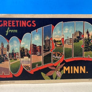 Postal de lino con letras grandes "Saludos desde Rochester"