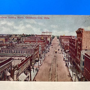 Postal de la ciudad de Oklahoma de 1909 con vista a Broadway y al norte