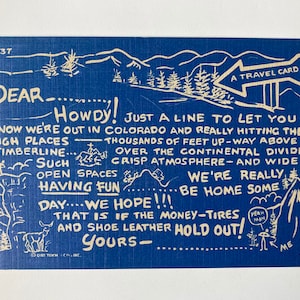 Puede incluir: Una postal azul con texto e ilustraciones blancas. El texto dice "Querido Howdy! Solo una línea para decirte que estamos en Colorado y realmente golpeando los lugares altos - miles de pies arriba, mucho más allá de la línea de árboles... tantos espacios abiertos divirtiéndose día... ¡esperamos! ¡Realmente estamos en casa si el dinero-neumáticos y el cuero de los zapatos aguantan! Atentamente - "