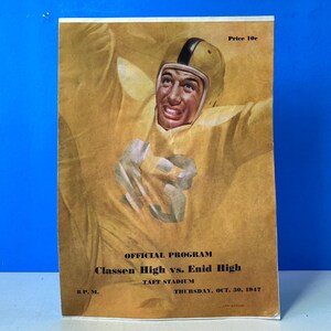Könnte beinhalten: Ein Vintage-Programm für ein High-School-Footballspiel zwischen Classen High und Enid High. Das Programm zeigt eine Zeichnung eines Footballspielers in gelber Uniform mit einem schwarzen Helm. Das Spiel fand am 30. Oktober 1947 im Taft Stadium statt.