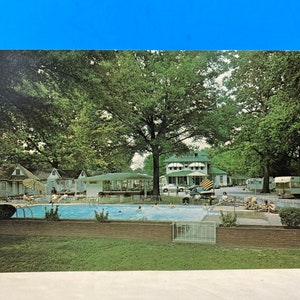 Leahy&#39;s Motel and Trailer Park Postcard
