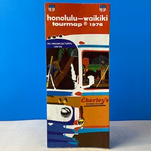 Puede incluir: Un mapa turístico vintage de Honolulu-Waikiki de 1976. El mapa presenta una ilustración colorida de un autobús con el texto "Charley's Scenic Tours" y "Polynesian Cultural Center".