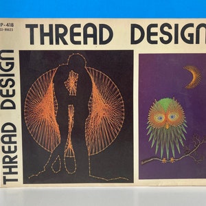 Puede incluir: Una caja con el título "THREAD DESIGN" en la parte delantera. La caja contiene dos imágenes de arte de hilo. Una imagen es de una persona con un gran diseño de hilo naranja y amarillo detrás de ella. La otra imagen es de un búho con una luna creciente en el fondo.