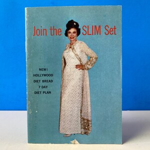 Puede incluir: Un folleto azul y blanco con el texto "Join the SLIM Set" y una mujer con un vestido blanco con un patrón dorado. El folleto también incluye el texto "New! Hollywood Diet Bread 7 Day Diet Plan".