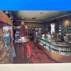 Carte postale de la boutique de cadeaux Holding's Little America, WY