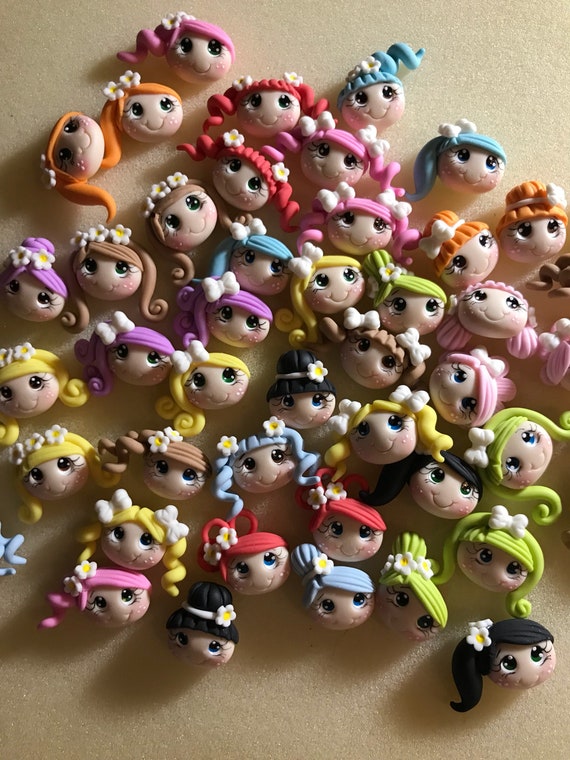 muñecas de porcelana en el centro