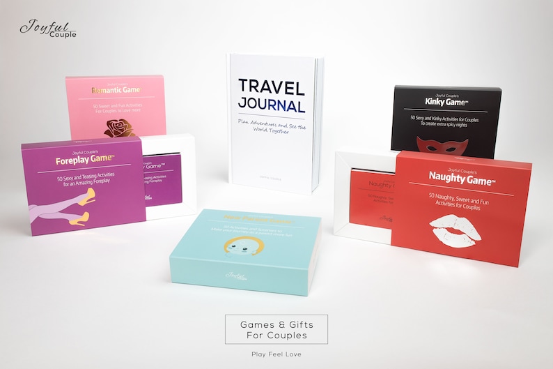 Puede incluir: Una colecci&oacute;n de juegos en caja y un diario de viaje. Los juegos son de varios colores, incluyendo rosa, morado, rojo, negro y verde azulado. El diario de viaje es blanco con texto negro. El texto en las cajas dice "Romantic Game", "Foreplay Game", "Kinky Game" y "Naughty Game".