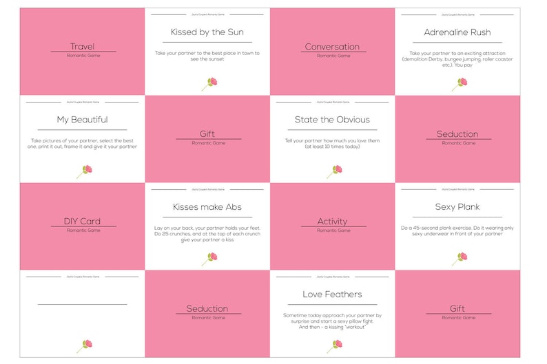 Puede incluir: Un conjunto de diecis&eacute;is tarjetas rosas y blancas con propuestas de juegos rom&aacute;nticos. Cada tarjeta tiene un t&iacute;tulo, como "Viaje" o "Conversaci&oacute;n", e instrucciones. Un peque&ntilde;o gr&aacute;fico floral est&aacute; en la esquina inferior derecha de cada tarjeta.