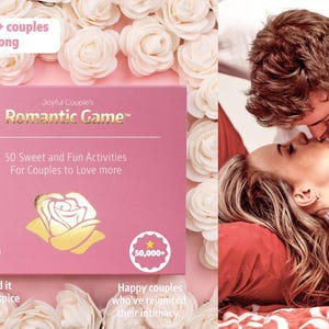 Puede incluir: Una caja rosa para el "Juego Rom&aacute;ntico" con texto y un gr&aacute;fico de rosa dorada, rodeada de rosas blancas. El juego promete 50 actividades dulces y divertidas para parejas. Una pareja se besa en el fondo.