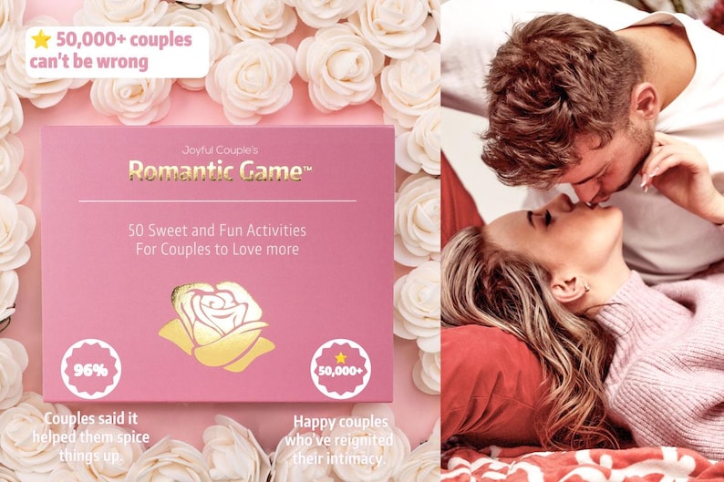 Puede incluir: Una caja rosa para el "Juego Rom&aacute;ntico" con texto y un gr&aacute;fico de rosa dorada, rodeada de rosas blancas. El juego promete 50 actividades dulces y divertidas para parejas. Una pareja se besa en el fondo.