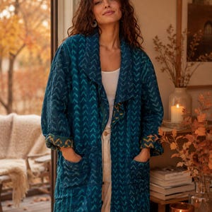 Bata Kantha con estampado índigo, Chaqueta acolchada Kantha índigo, Chaqueta kimono de algodón reciclado, Bata con estampado bohemio,