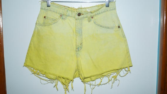 yellow levi shorts