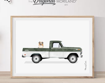 Könnte beinhalten: Eine Aquarell-Illustration eines grün-weißen Vintage-Pick-up-Trucks mit einem Hund, der in der Ladefläche des Trucks sitzt. Der Truck steht auf weißem Hintergrund. Das Logo The Original Moriland Art befindet sich in der oberen rechten Ecke des Bildes.