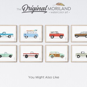 Pu&ograve; includere: Otto illustrazioni ad acquerello di veicoli d'epoca in cornici su una parete bianca. I veicoli includono un pick-up blu, un furgone blu con tavole da surf sul tetto, un Bronco rosso, una station wagon marrone, un pick-up verde, un pick-up rosso e bianco, una station wagon verde e un pick-up verde.