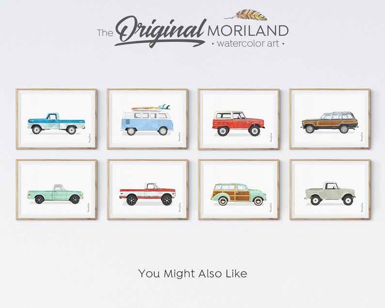 Pu&ograve; includere: Otto illustrazioni ad acquerello di veicoli d'epoca in cornici su una parete bianca. I veicoli includono un pick-up blu, un furgone blu con tavole da surf sul tetto, un Bronco rosso, una station wagon marrone, un pick-up verde, un pick-up rosso e bianco, una station wagon verde e un pick-up verde.