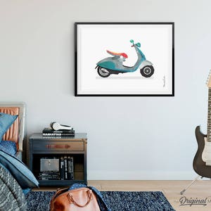 Pu&ograve; includere: Un'illustrazione incorniciata di uno scooter blu turchese con una sella rossa e arancione su sfondo bianco.