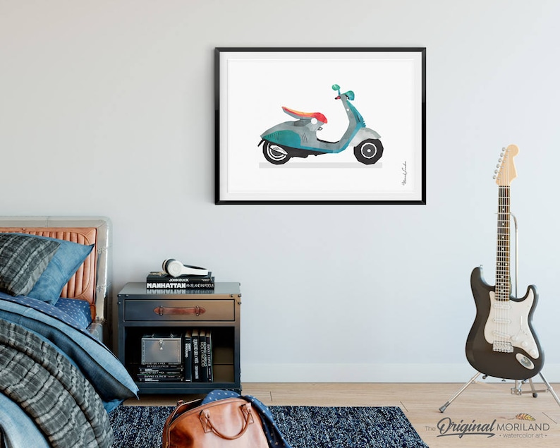 Pu&ograve; includere: Un'illustrazione incorniciata di uno scooter blu turchese con una sella rossa e arancione su sfondo bianco.