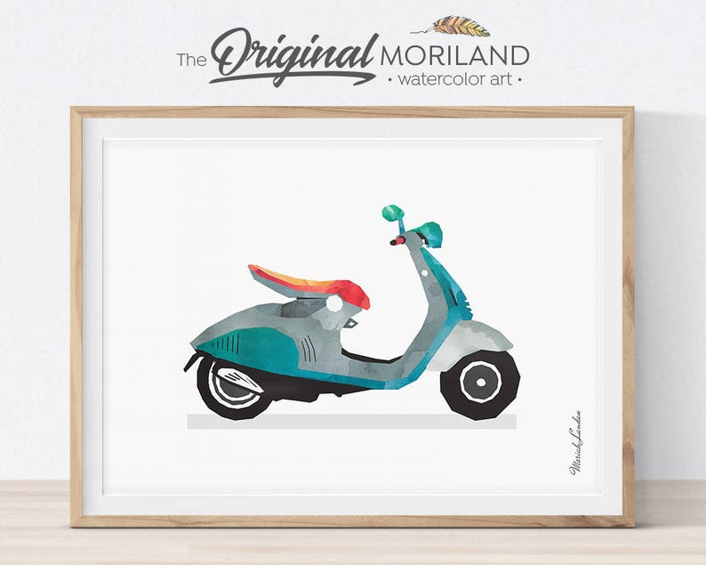 Pu&ograve; includere: Un'illustrazione ad acquerello di uno scooter verde acqua e grigio con una sella arcobaleno. Lo scooter &egrave; su uno sfondo bianco con il testo "The Original MORILAND - watercolor art -" in alto.